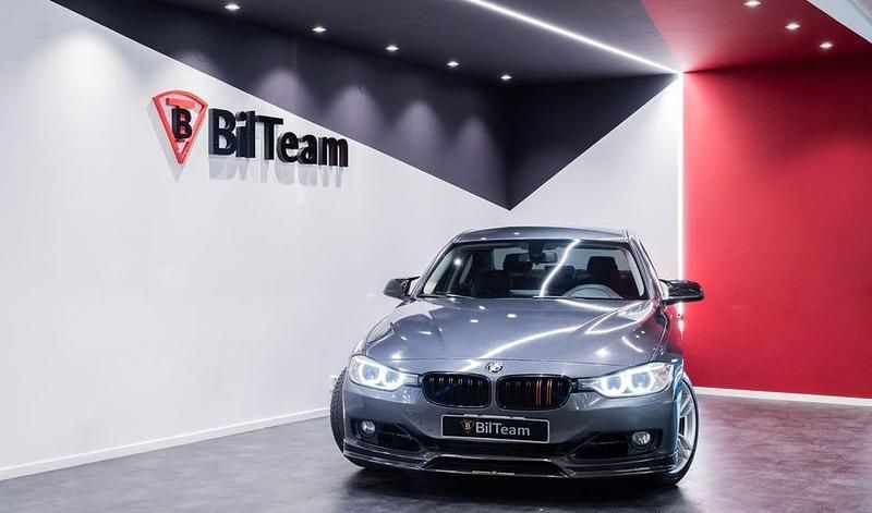 Grå Begagnad 2012 BMW 335 Sport Line Sedan | 169 900 kr (Bra pris) - Bild 1/4