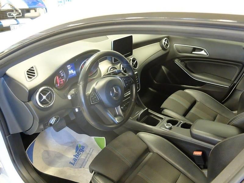 Begagnad Mercedes CLA220 Shooting Brake 177 HK (130 kW) 2016 Vit Kombi