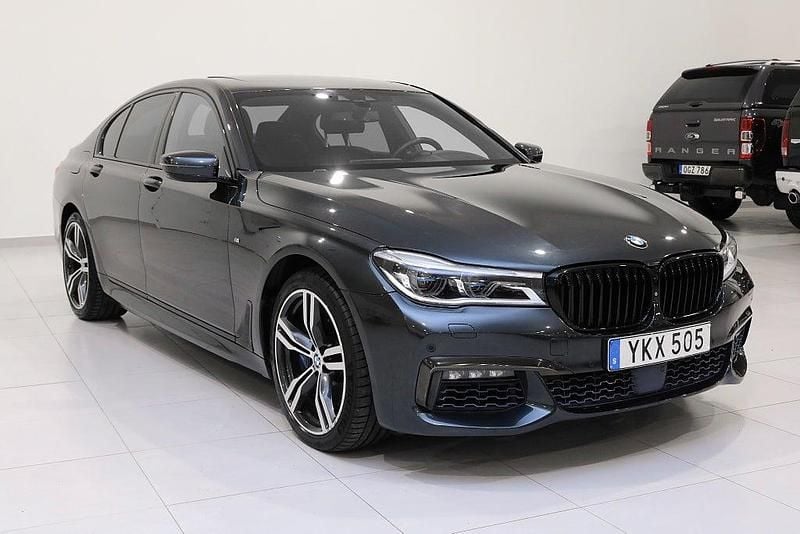 Grå Begagnad 2017 BMW 750 M Sport Sedan | 399 900 kr - Bild 1/4