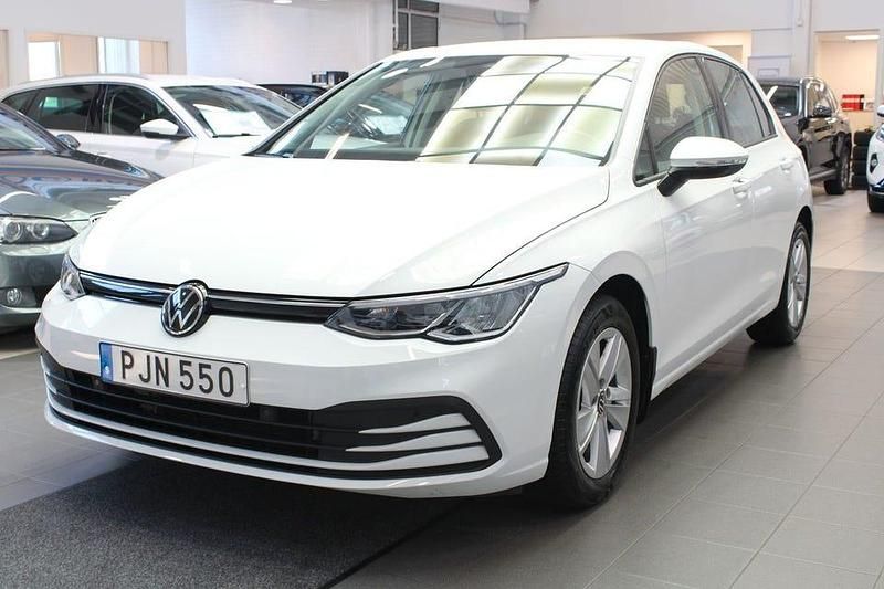 Vit Begagnad 2023 VW Golf VIII Halvkombi | 219 900 kr (Bra pris) - Bild 1/4