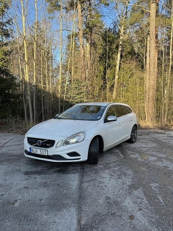 Begagnad 2013 Volvo V60 R-Design Kombi | 119 990 kr (Marknadspris) - Bild 1/4