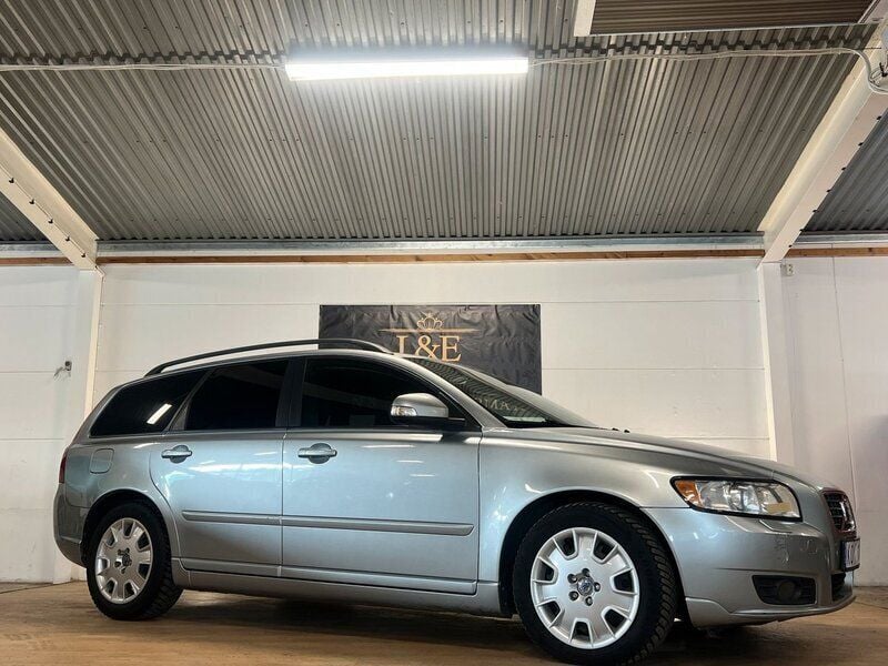 Silver Begagnad 2009 Volvo V50 Momentum Kombi | 49 900 kr (Marknadspris) - Bild 1/4