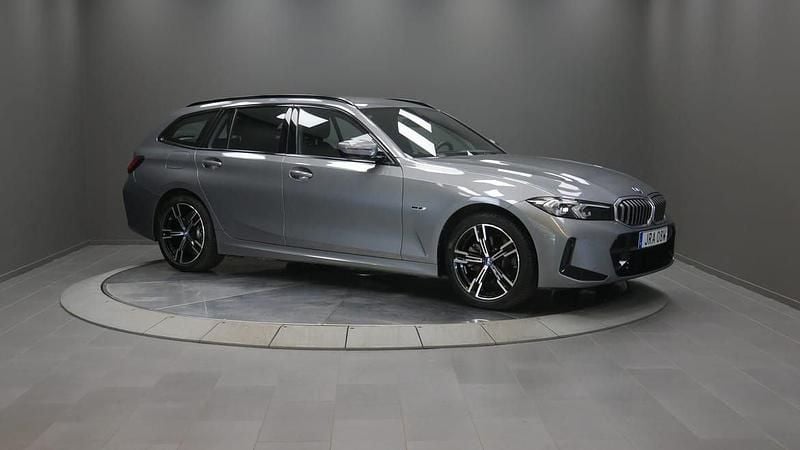 Grå Begagnad 2022 BMW 330e M Sport Kombi | 419 000 kr (Marknadspris) - Bild 1/4