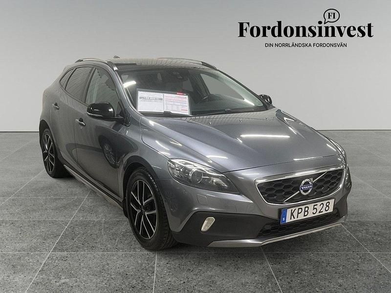 Grå Begagnad 2015 Volvo V40 CC Summum Kombi | 149 900 kr (Marknadspris) - Bild 1/4