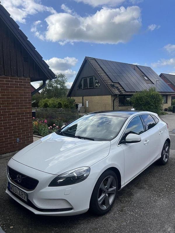 Vit Begagnad 2014 Volvo V40 Momentum Halvkombi | 99 900 kr (Marknadspris) - Bild 1/4