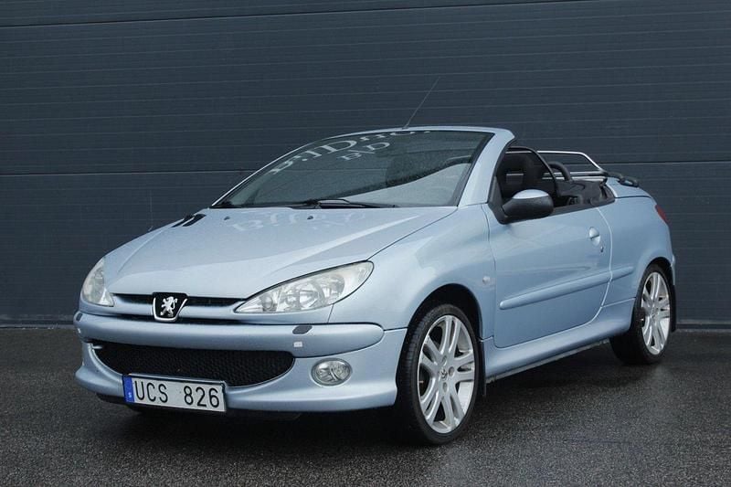 Ljusgrå Begagnad 2003 Peugeot 206 CC Cab | 28 900 kr (Marknadspris) - Bild 1/4