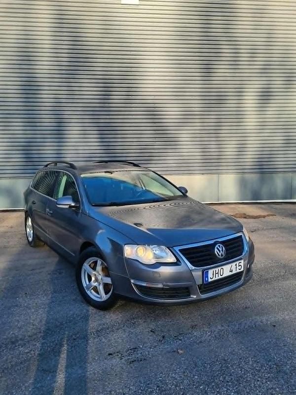 Grå Begagnad 2006 VW Passat Comfortline Kombi | 25 000 kr (Marknadspris) - Bild 1/4