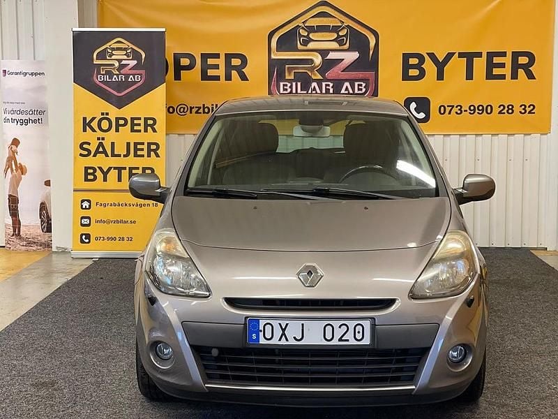 Grå Begagnad 2010 Renault Clio R.S. Halvkombi | 34 000 kr (Marknadspris) - Bild 1/4