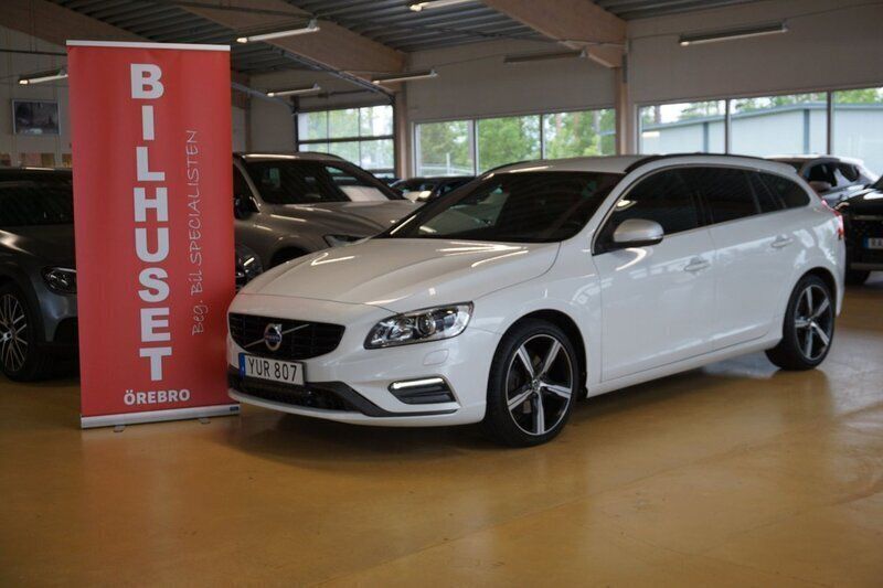 Vit Begagnad 2017 Volvo V60 R-Design Momentum Kombi | 189 000 kr (Marknadspris) - Bild 1/4