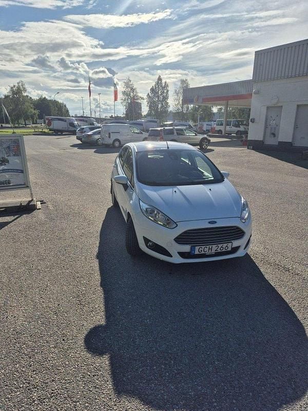 Vit Begagnad 2016 Ford Fiesta Titanium Halvkombi | 64 500 kr (Bra pris) - Bild 1/4