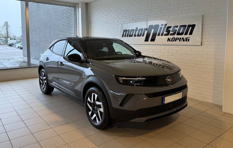 Grå Ny 2025 Opel Mokka SUV | 306 800 kr (Marknadspris) - Bild 1/4
