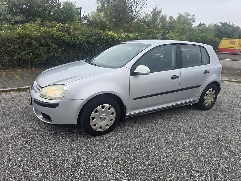 Silver Begagnad 2005 VW Golf IV Trendline Halvkombi | 35 000 kr (Marknadspris) - Bild 1/4