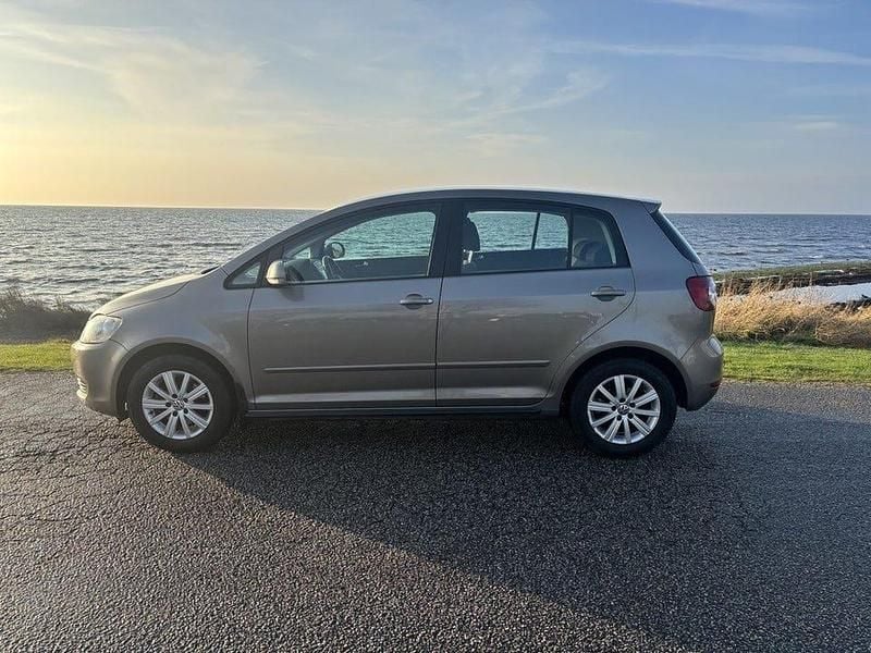 Begagnad VW Golf Plus Cross 105 HK (77 kW) 2013 Brun Minibuss