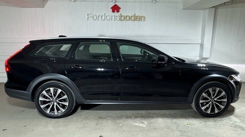 Svart Begagnad 2021 Volvo V90 CC Momentum Kombi | 304 800 kr (Bra pris) - Bild 1/4