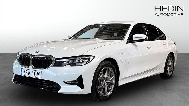 Vit (white) Begagnad 2019 BMW 330e Sport Line Sedan | 259 900 kr (Marknadspris) - Bild 1/4