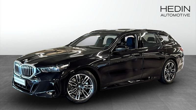 Svart (black) Begagnad 2025 BMW 520 M Sport Kombi | 564 700 kr (Lite dyr) - Bild 1/4