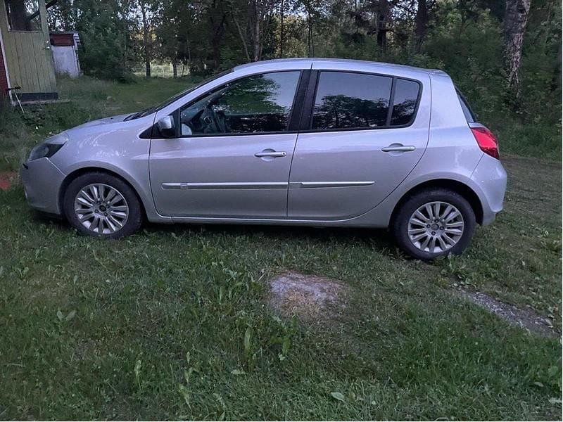 Silver Begagnad 2010 Renault Clio R.S. Halvkombi | 27 000 kr (Marknadspris) - Bild 1/2