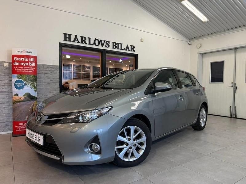 Grå Begagnad 2013 Toyota Auris Active Halvkombi | 107 000 kr (Marknadspris) - Bild 1/4