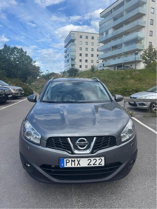 Grå Begagnad 2011 Nissan Qashqai SUV | 54 900 kr (Marknadspris) - Bild 1/4