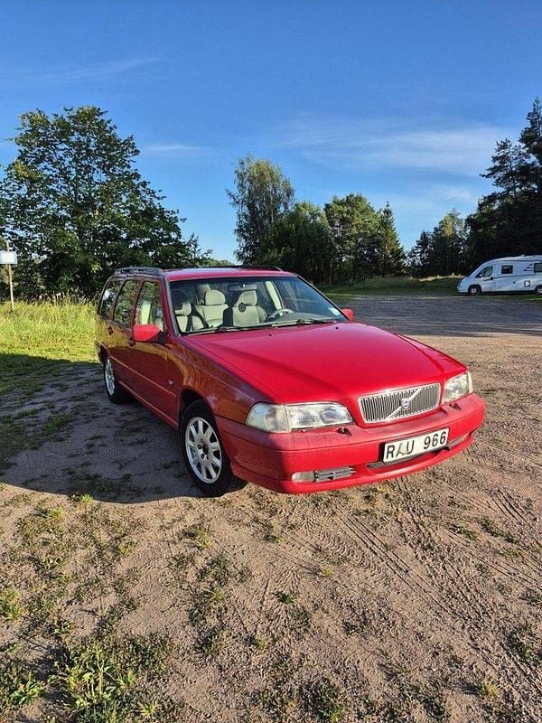 Röd Begagnad 2000 Volvo V70 Kombi | 20 000 kr (Dyr) - Bild 1/4