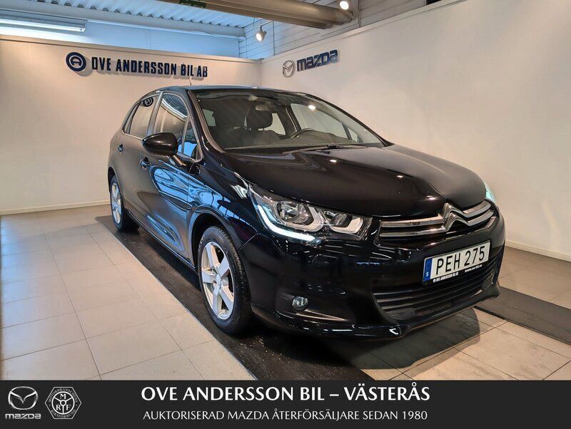 Svart Begagnad 2017 Citroën C4 PureTech Halvkombi | 99 900 kr (Marknadspris) - Bild 1/4