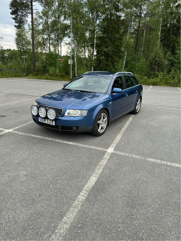 Blå Begagnad 2004 Audi A4 Comfort Kombi | 18 000 kr (Marknadspris) - Bild 1/4
