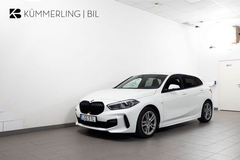 Vit Begagnad 2020 BMW 118 Shadowline Halvkombi | 234 700 kr (Marknadspris) - Bild 1/4