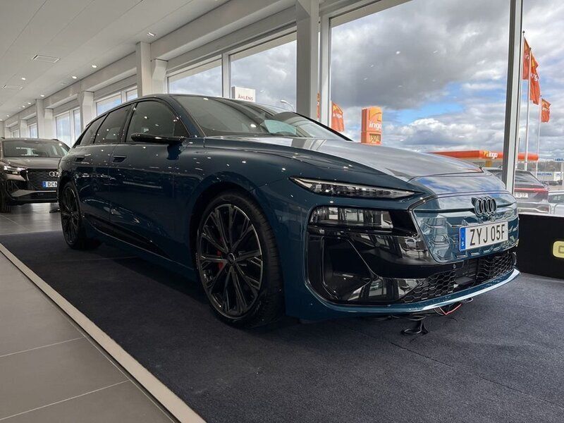 Mörkblå (blå) Ny 2025 Audi A6 e-tron Performance Kombi | 875 900 kr (Marknadspris) - Bild 1/4
