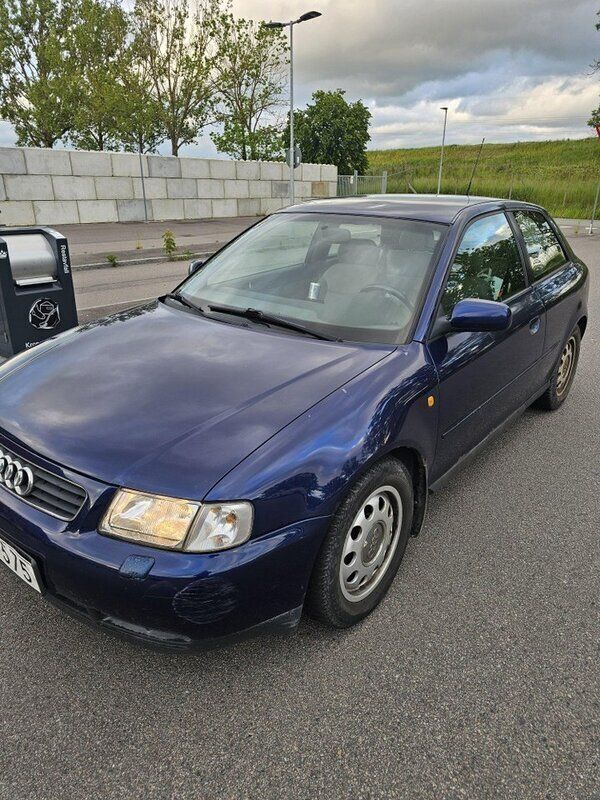 Blå Begagnad 2000 Audi A3 Attraction Halvkombi | 13 500 kr - Bild 1/4