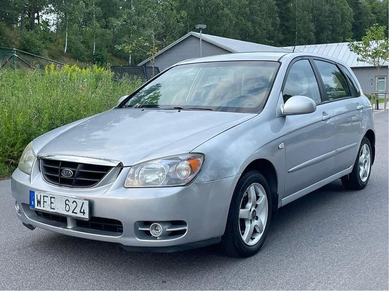 Silver Begagnad 2004 Kia Cerato Halvkombi | 12 900 kr - Bild 1/4