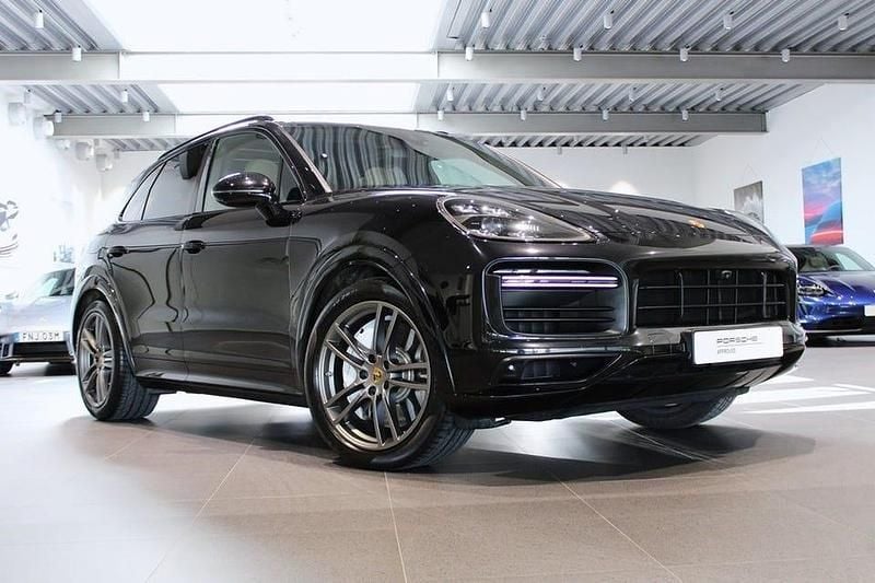 Svart Begagnad 2018 Porsche Cayenne Turbo SUV | 675 000 kr (Marknadspris) - Bild 1/4