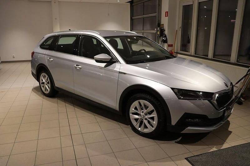 Brilliant silver metallic Begagnad 2023 Skoda Octavia Kombi | 299 900 kr (Dyr) - Bild 1/4