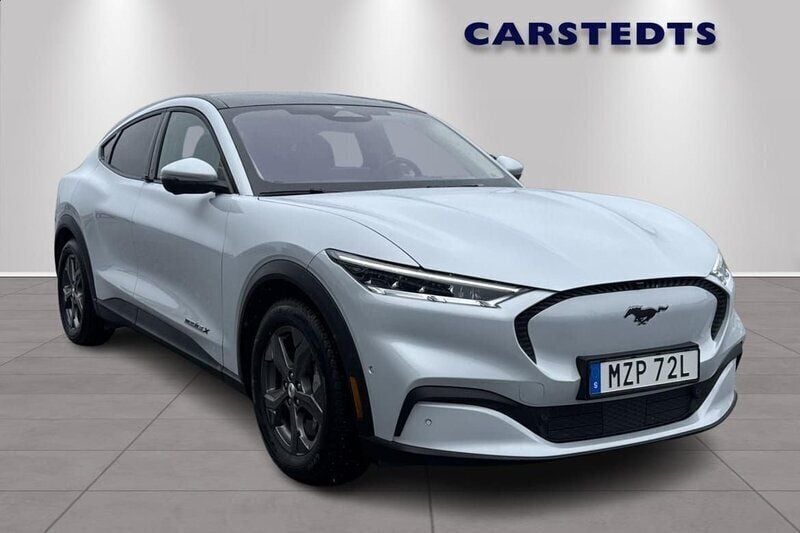 Vit Begagnad 2021 Ford Mustang Mach-E SUV | 399 900 kr (Bra pris) - Bild 1/4