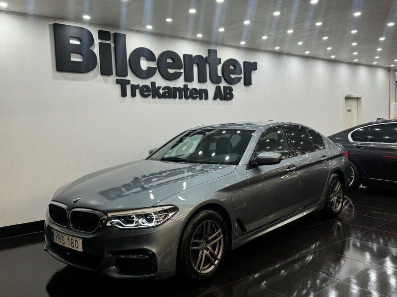 Blå Begagnad 2017 BMW 530e iPerformance Sedan | 259 900 kr - Bild 1/4