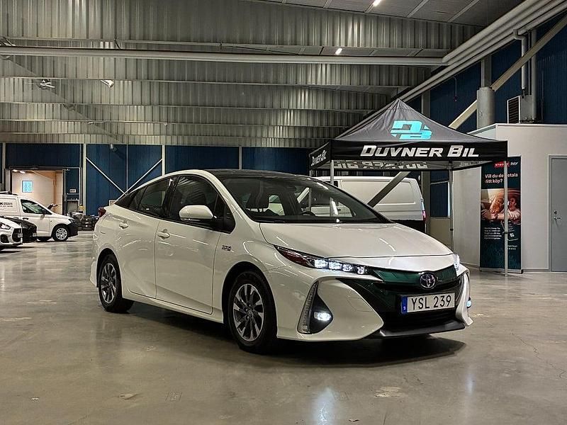 Vit Begagnad 2018 Toyota Prius Plug-in Hybrid Executive Halvkombi | 229 900 kr (Marknadspris) - Bild 1/4