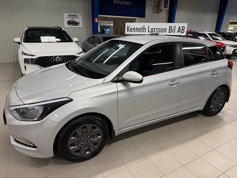 Silver Begagnad 2017 Hyundai i20 Comfort Halvkombi | 110 000 kr (Lite dyr) - Bild 1/4