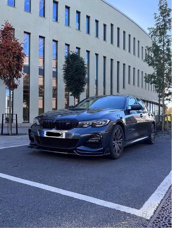 Grå Begagnad 2021 BMW 330e M Sport Sedan | 349 999 kr (Marknadspris) - Bild 1/4