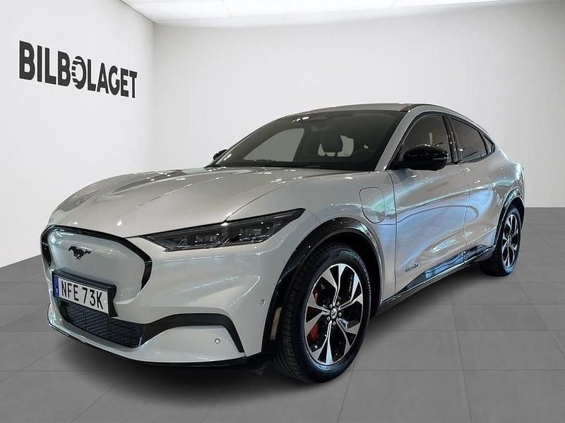 Vit Begagnad 2022 Ford Mustang Mach-E Standard Range SUV | 335 500 kr (Superpris) - Bild 1/4