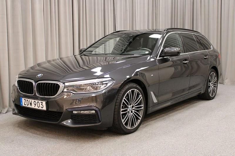 Grå Begagnad 2018 BMW 540 M Sport Kombi | 339 900 kr (Marknadspris) - Bild 1/4