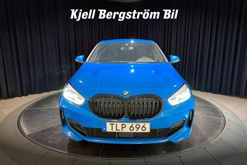 Begagnad BMW 118 Shadowline 136 HK (100 kW) 2022 Blå metallic Halvkombi