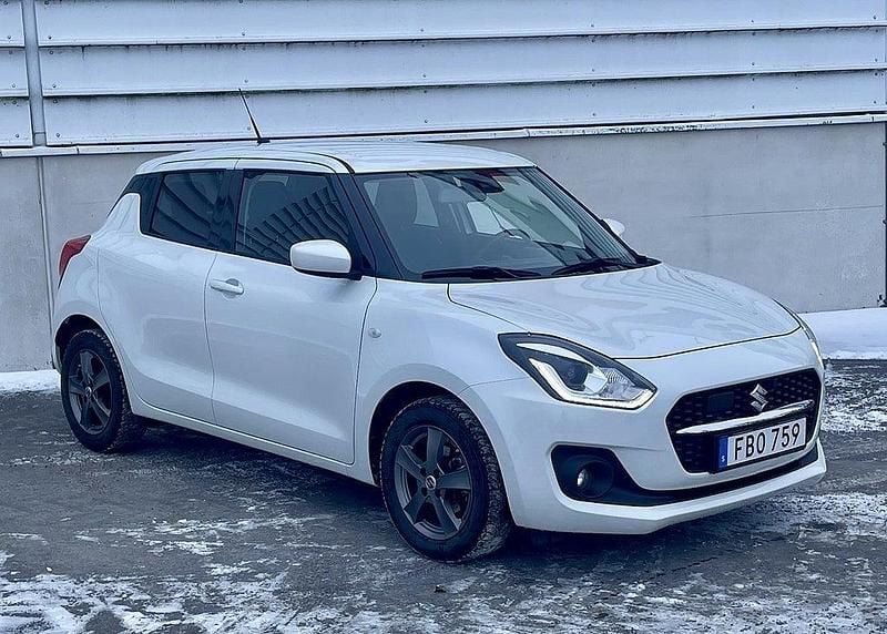 Vit Begagnad 2023 Suzuki Swift Halvkombi | 195 000 kr (Marknadspris) - Bild 1/4