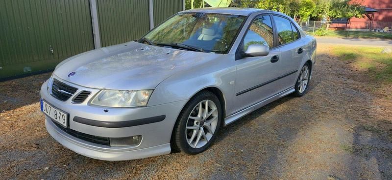 Grå Begagnad 2004 Saab 9-3 Aero Sedan | 39 000 kr (Dyr) - Bild 1/4
