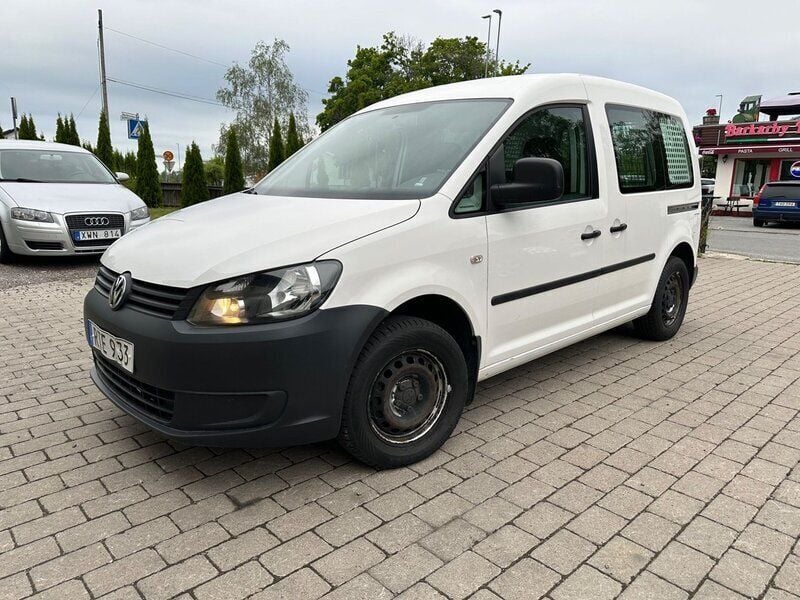 Vit Begagnad 2015 VW Caddy Minibuss | 99 800 kr (Marknadspris) - Bild 1/4