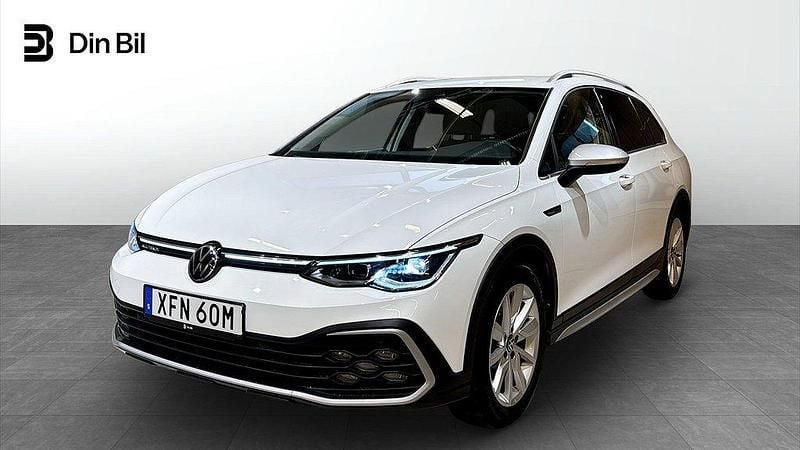Vit (pure white) Begagnad 2022 VW Golf Alltrack Kombi | 359 900 kr (Marknadspris) - Bild 1/4