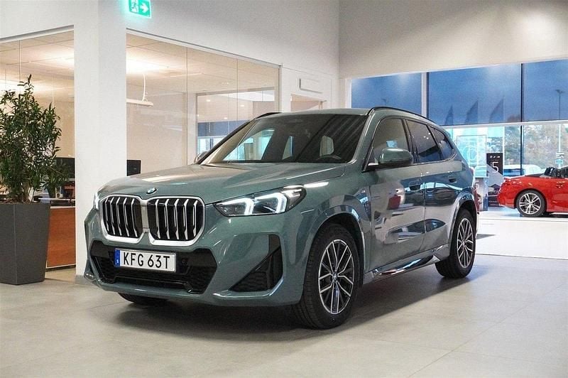 Grön Begagnad 2025 BMW X1 M Sport SUV | 449 900 kr (Dyr) - Bild 1/4