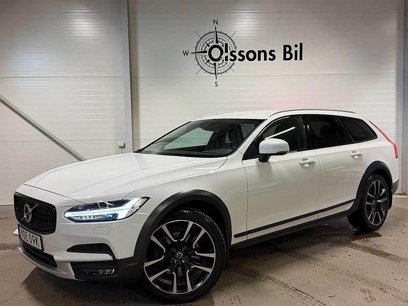 Begagnad Volvo V90 CC Momentum 190 HK (139 kW) 2020 Vit Kombi