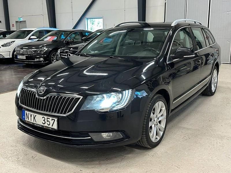 Svart Begagnad 2013 Skoda Superb Kombi | 114 700 kr (Lite dyr) - Bild 1/4