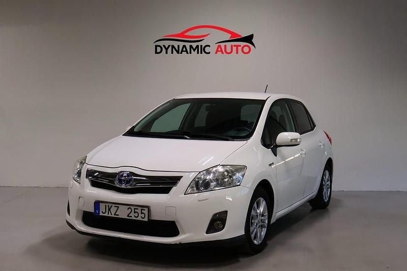 Vit Begagnad 2012 Toyota Auris Hybrid Plus Halvkombi | 109 900 kr (Superpris) - Bild 1/4