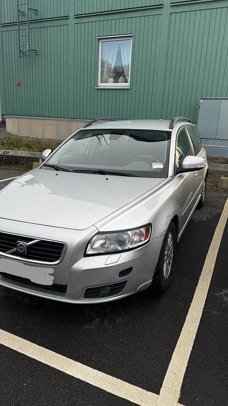 Grå Begagnad 2009 Volvo V50 Momentum Kombi | 31 000 kr (Marknadspris) - Bild 1/4