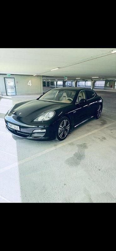 Svart Begagnad 2011 Porsche Panamera 4S Sport Sedan | 229 900 kr (Lite dyr) - Bild 1/4